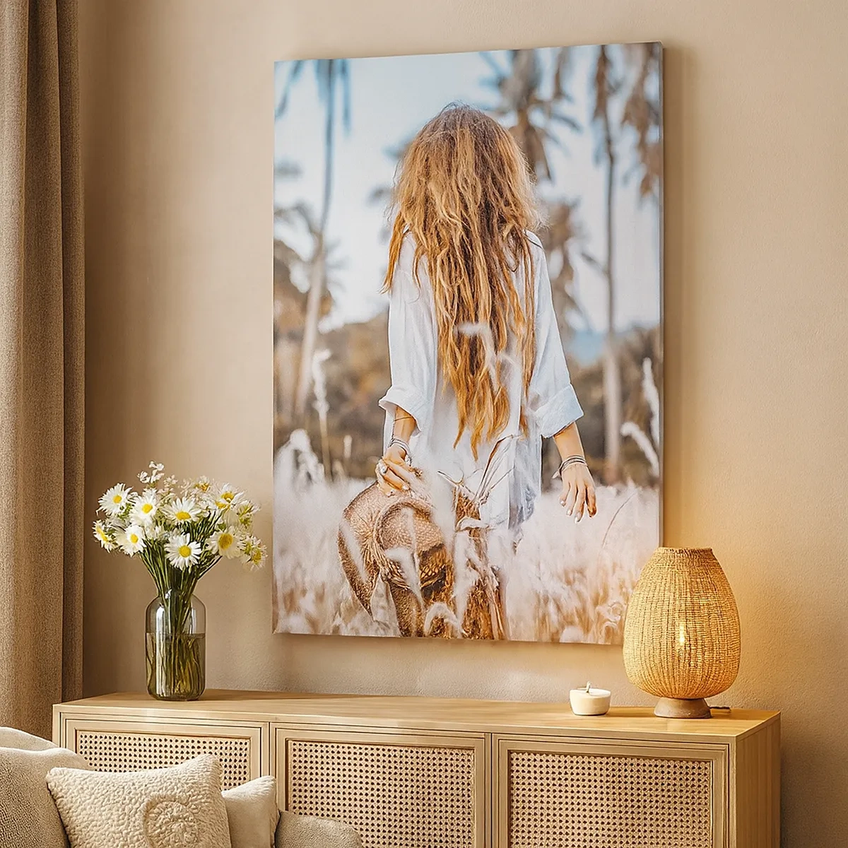 Cuadro sobre lienzo - Impresión de Imagen - Una mujer en un campo de hierba con palmeras al fondo al atardecer. - 50x70cm - Nacida en el plumón de la Tierra - Decoración de pared moderna para salón y dormitorio ARTTOR