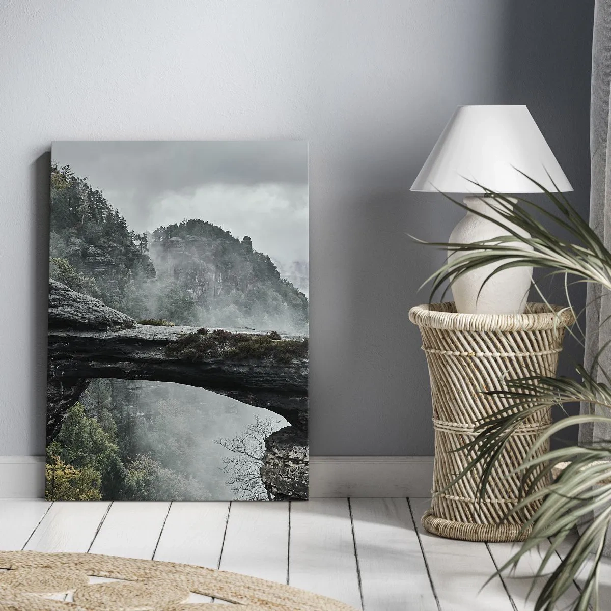 Cuadro sobre lienzo - Impresión de Imagen - Un arco de piedra rodeado de montañas brumosas y bosques. - 70x100cm - La aventura está a punto de comenzar - Decoración de pared moderna para salón y dormitorio ARTTOR