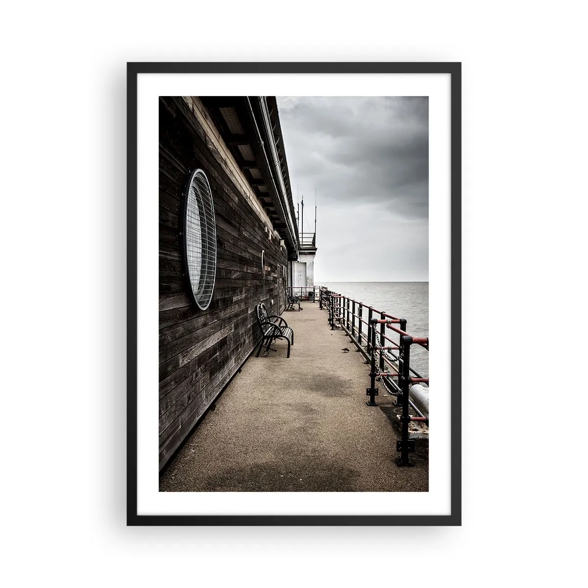 Póster en marco negro - Muelle de madera con bancos junto al mar en calma - 50x70cm - El tiempo detenido - Decoración de pared moderna para salón y dormitorio ARTTOR