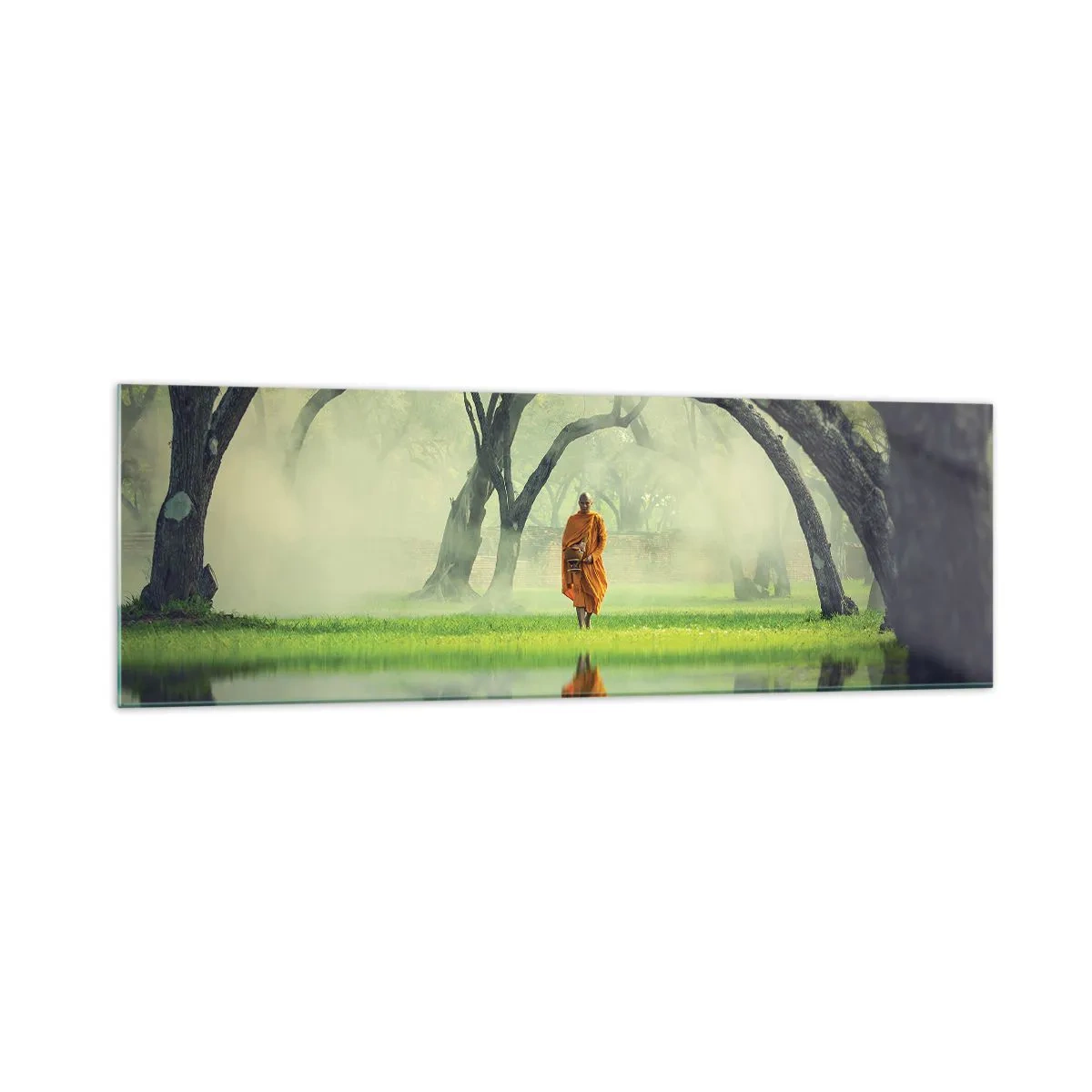 Cuadro sobre vidrio - Impresiones sobre Vidrio - Un monje con una túnica naranja en un bosque con un fondo brumoso y reflejo en el agua. - 160x50cm - En el camino de la iluminación - Decoración de pared moderna para salón y dormitorio ARTTOR