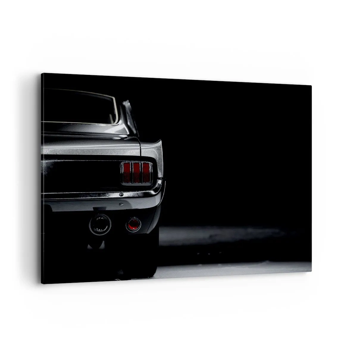 Cuadro sobre lienzo - Impresión de Imagen - Una imagen en blanco y negro de la parte trasera de un coche clásico sobre un fondo oscuro. - 100x70cm - El encanto de los clásicos - Decoración de pared moderna para salón y dormitorio ARTTOR