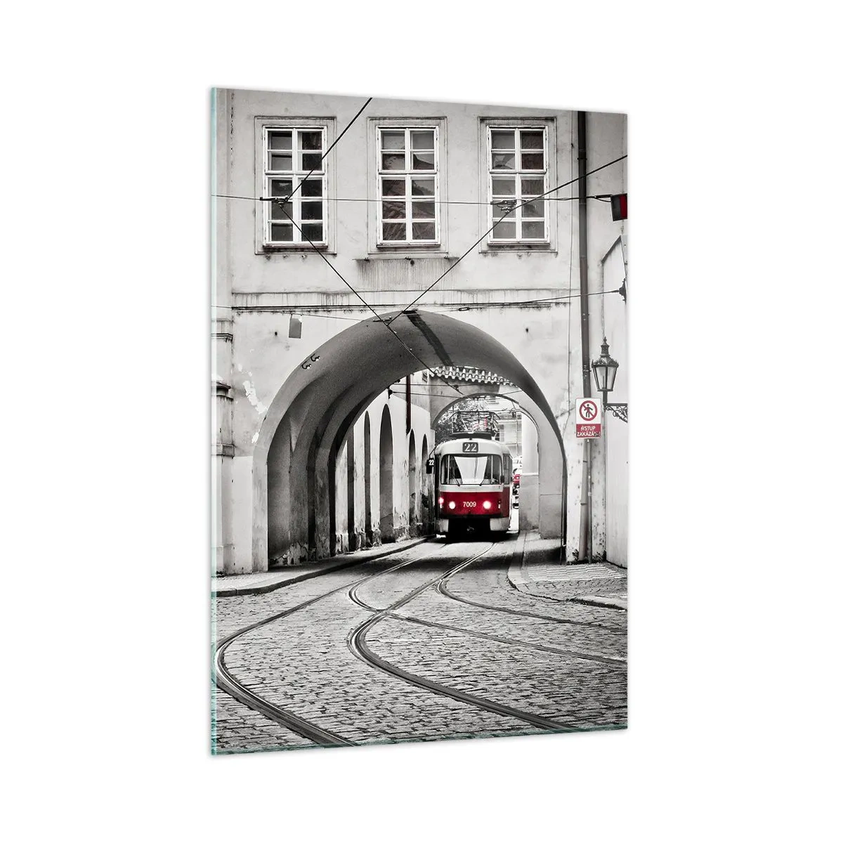 Cuadro sobre vidrio - Impresiones sobre Vidrio - Tranvía en blanco y negro en una calle antigua - 50x70cm - A través del laberinto urbano - Decoración de pared moderna para salón y dormitorio ARTTOR