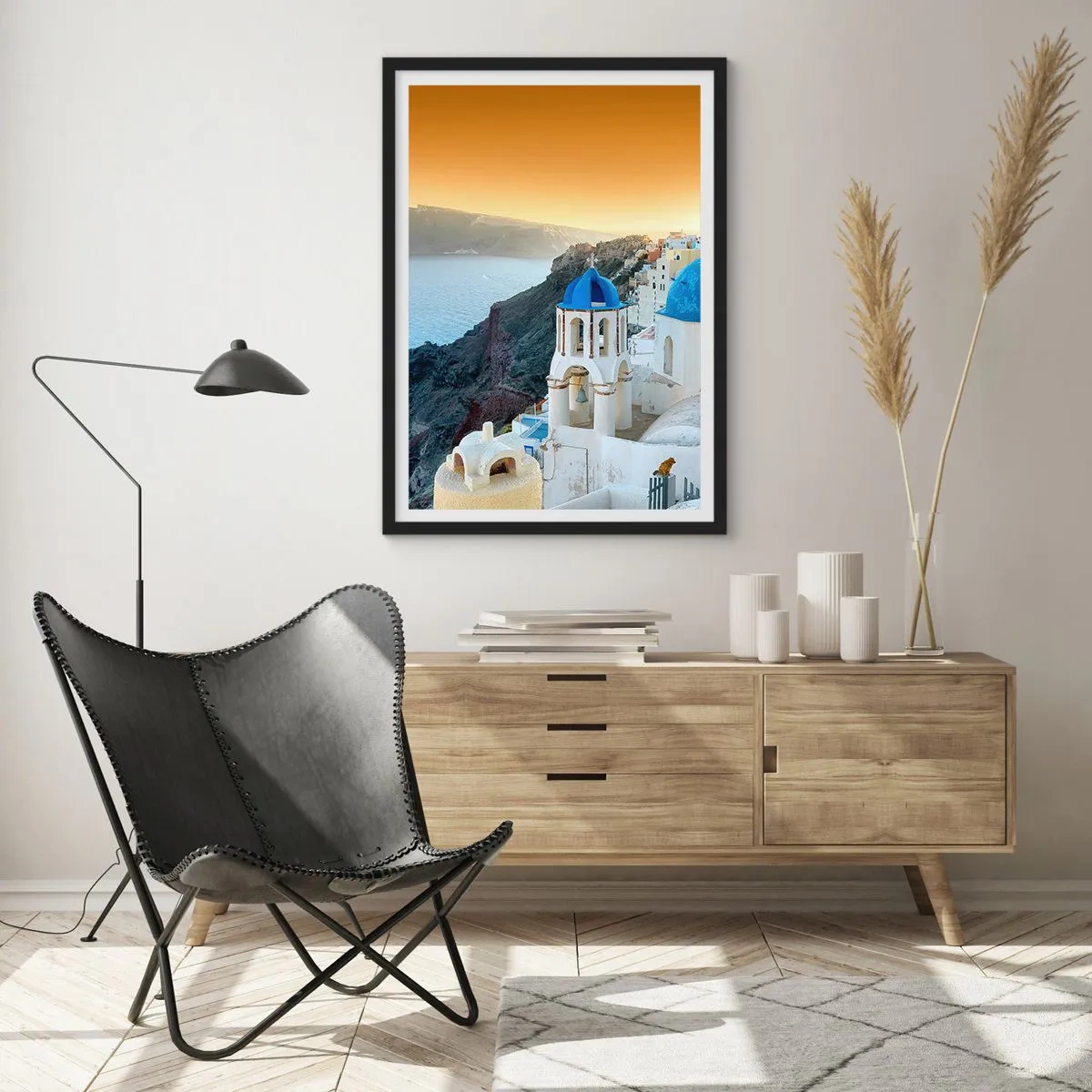 Póster en marco negro - Santorini con sus casas blancas y cúpulas azules - 50x70cm - Santorini - el abrazo a las rocas - Decoración de pared moderna para salón y dormitorio ARTTOR