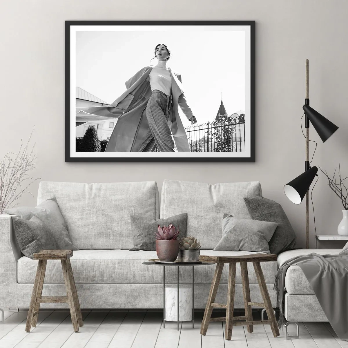 Póster en marco negro - Mujer elegante con abrigo frente a un fondo arquitectónico en blanco y negro - 70x50cm - ¿Vienes conmigo? - Decoración de pared moderna para salón y dormitorio ARTTOR