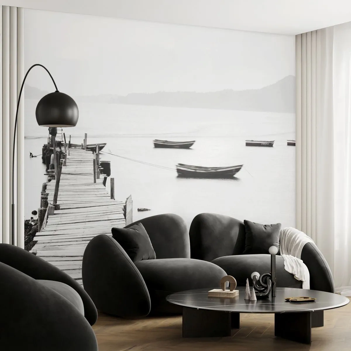 Fotomural Premium Sand - Muelle de madera y barcos en un lago tranquilo - 100x70cm - Junto al agua tranquila y clara - Decoración de pared moderna para salón y dormitorio ARTTOR