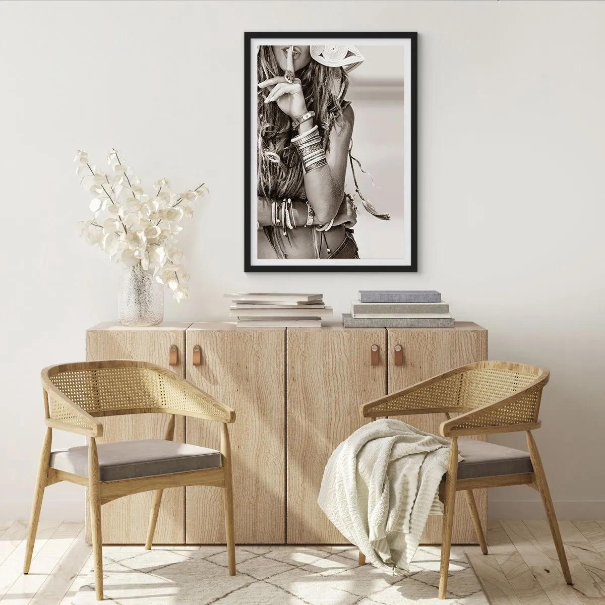 Póster en marco negro - Mujer elegante con joyas haciendo un gesto de silencio. - 50x70cm - Libertad natural - Decoración de pared moderna para salón y dormitorio ARTTOR