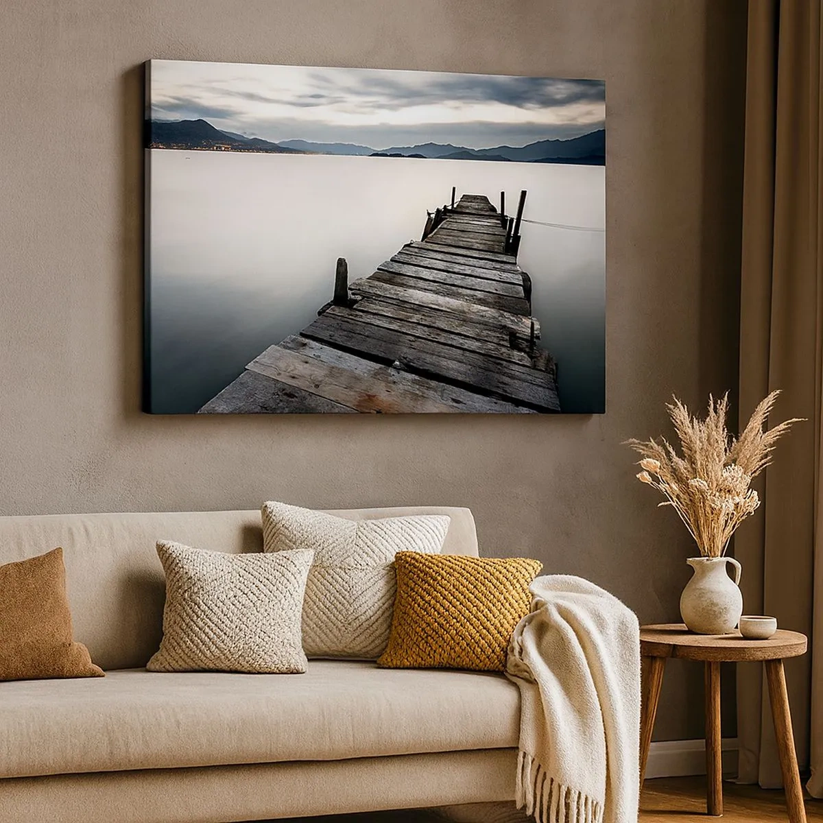 Cuadro sobre lienzo - Impresión de Imagen - Un puente de madera que conduce hacia un lago tranquilo. - 70x50cm - Sumérjase en la paz - Decoración de pared moderna para salón y dormitorio ARTTOR