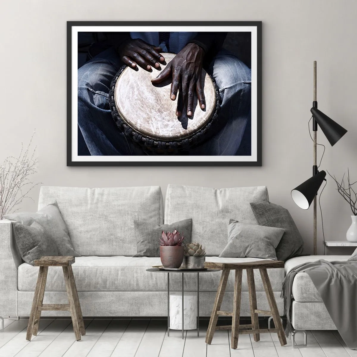 Póster en marco negro - Manos tocando un tambor djembé en una composición dinámica - 70x50cm - Vive a tu ritmo - Decoración de pared moderna para salón y dormitorio ARTTOR