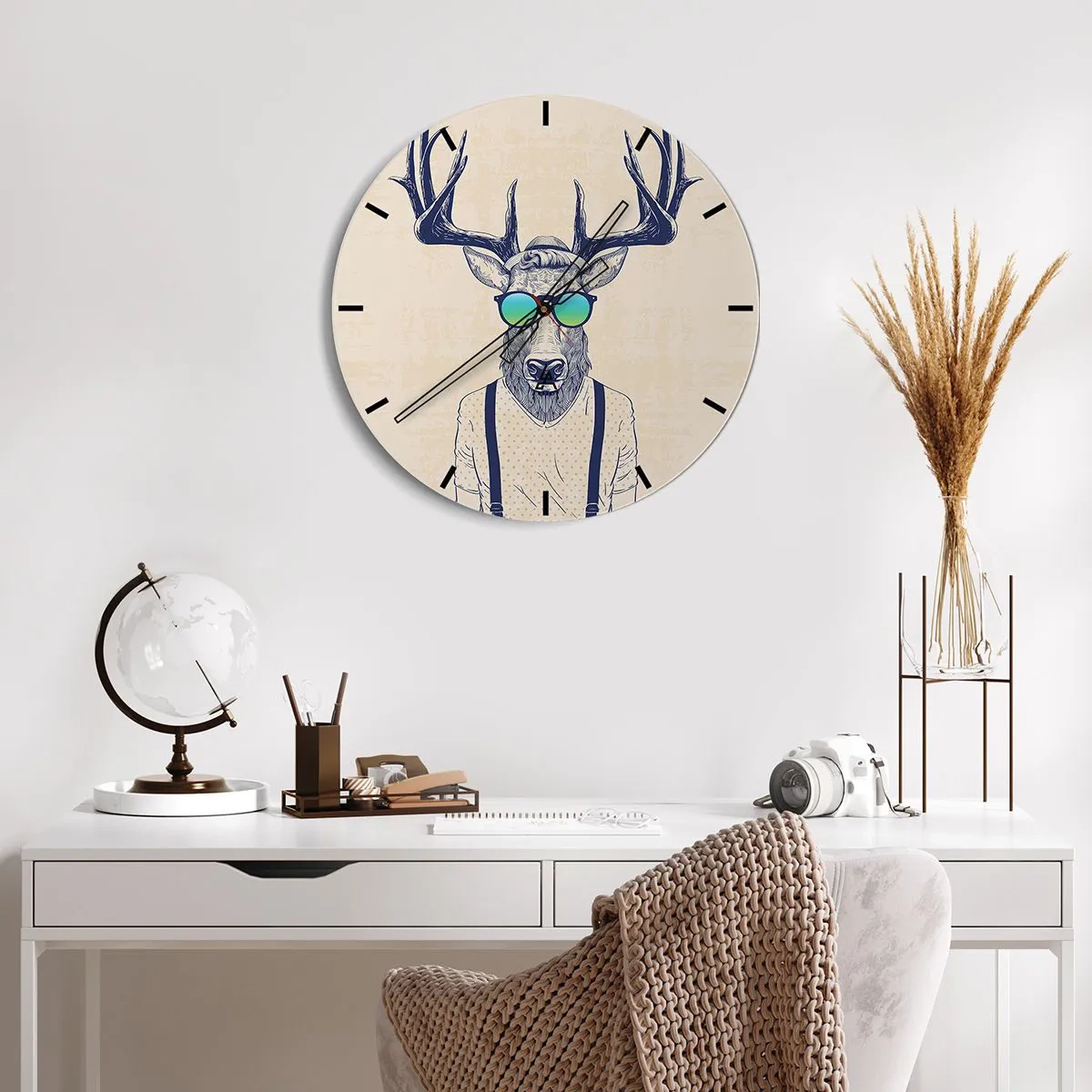 Reloj de pared - Reloj de vidrio - Ciervo con gafas de sol estilo hipster - 30x30cm - ¿Y a quién esperabas? - Decoración de pared moderna para salón, cocina y dormitorio ARTTOR