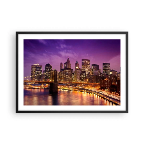 Póster en marco negro - Panorama de la ciudad con el puente a la luz del atardecer contra el cielo violeta. - 70x50cm - Manhattan púrpura y dorado - Decoración de pared moderna para salón y dormitorio ARTTOR