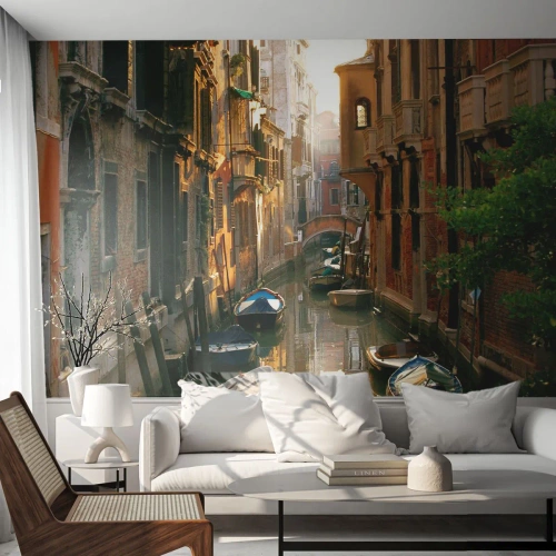 Fotomural Premium Canvas - Un pintoresco canal en Venecia con barcos y un puente. - 100x70cm - En un callejón veneciano - Decoración de pared moderna para salón y dormitorio ARTTOR
