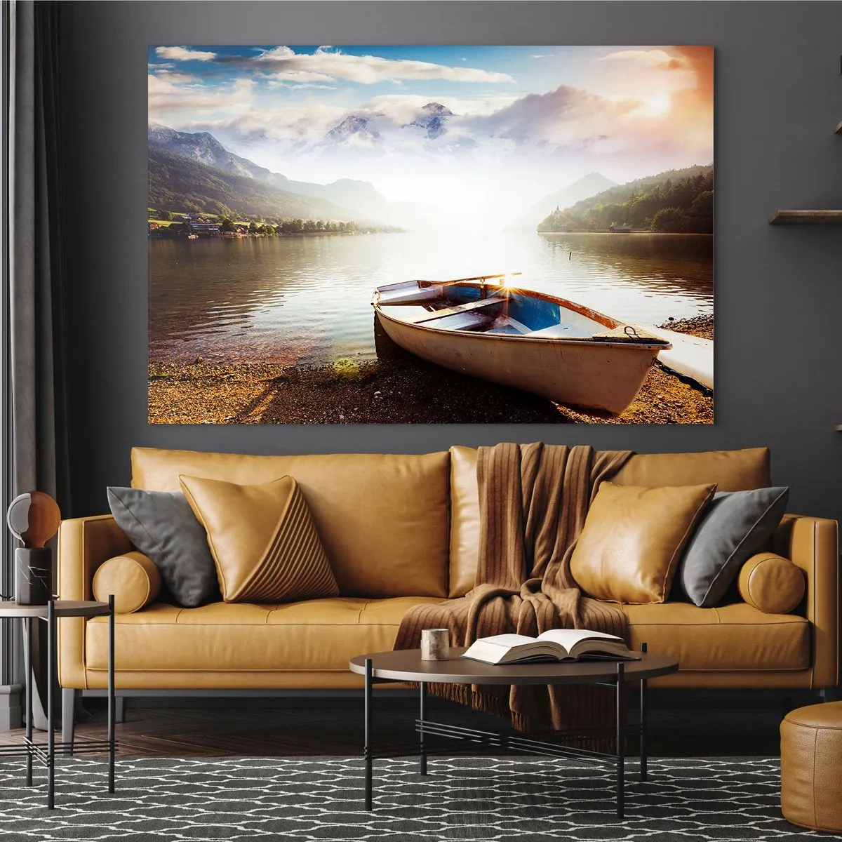 Cuadro sobre vidrio - Impresiones sobre Vidrio - Un barco en un lago rodeado de montañas al amanecer. - 120x80cm - Junto al agua clara - Decoración de pared moderna para salón y dormitorio ARTTOR