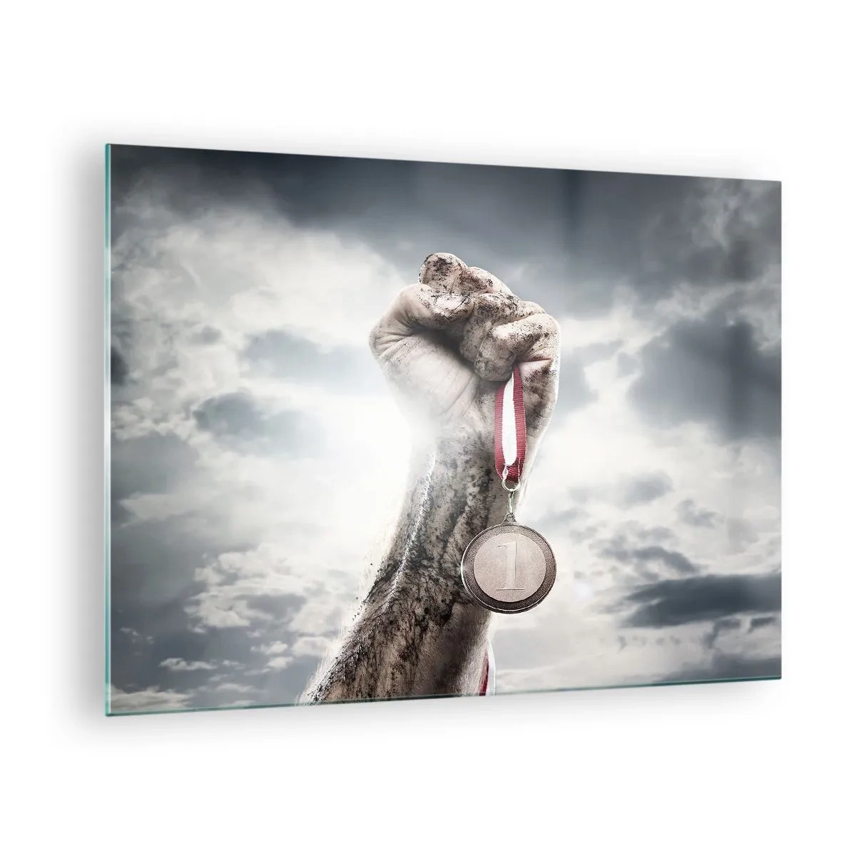 Cuadro sobre vidrio - Impresiones sobre Vidrio - Una mano sosteniendo una medalla sobre un fondo de nubes. - 70x50cm - Per aspera ad astra - Decoración de pared moderna para salón y dormitorio ARTTOR