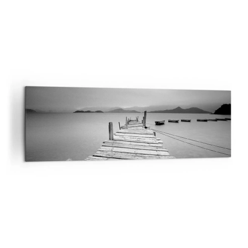 Cuadro sobre lienzo - Impresión de Imagen - Una vista en blanco y negro de un embarcadero de madera y un lago tranquilo. - 160x50cm - Más allá de las montañas, más allá de los mares - Decoración de pared moderna para salón y dormitorio ARTTOR