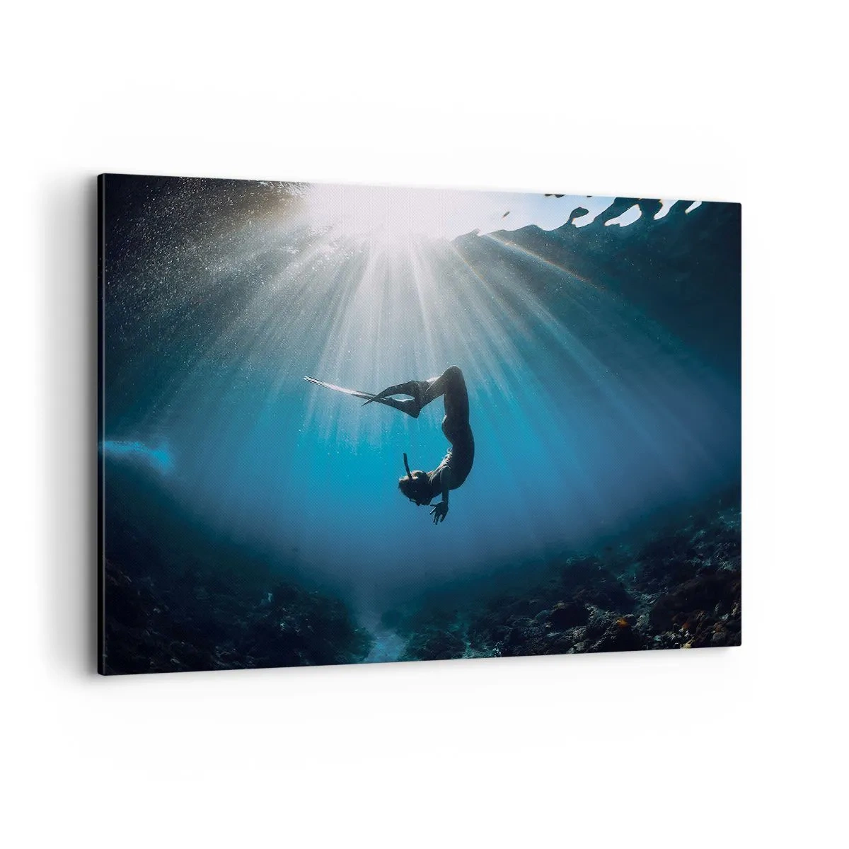 Cuadro sobre lienzo - Impresión de Imagen - Un buzo flotando en un haz de luz bajo el agua. - 100x70cm - Danza subacuática - Decoración de pared moderna para salón y dormitorio ARTTOR