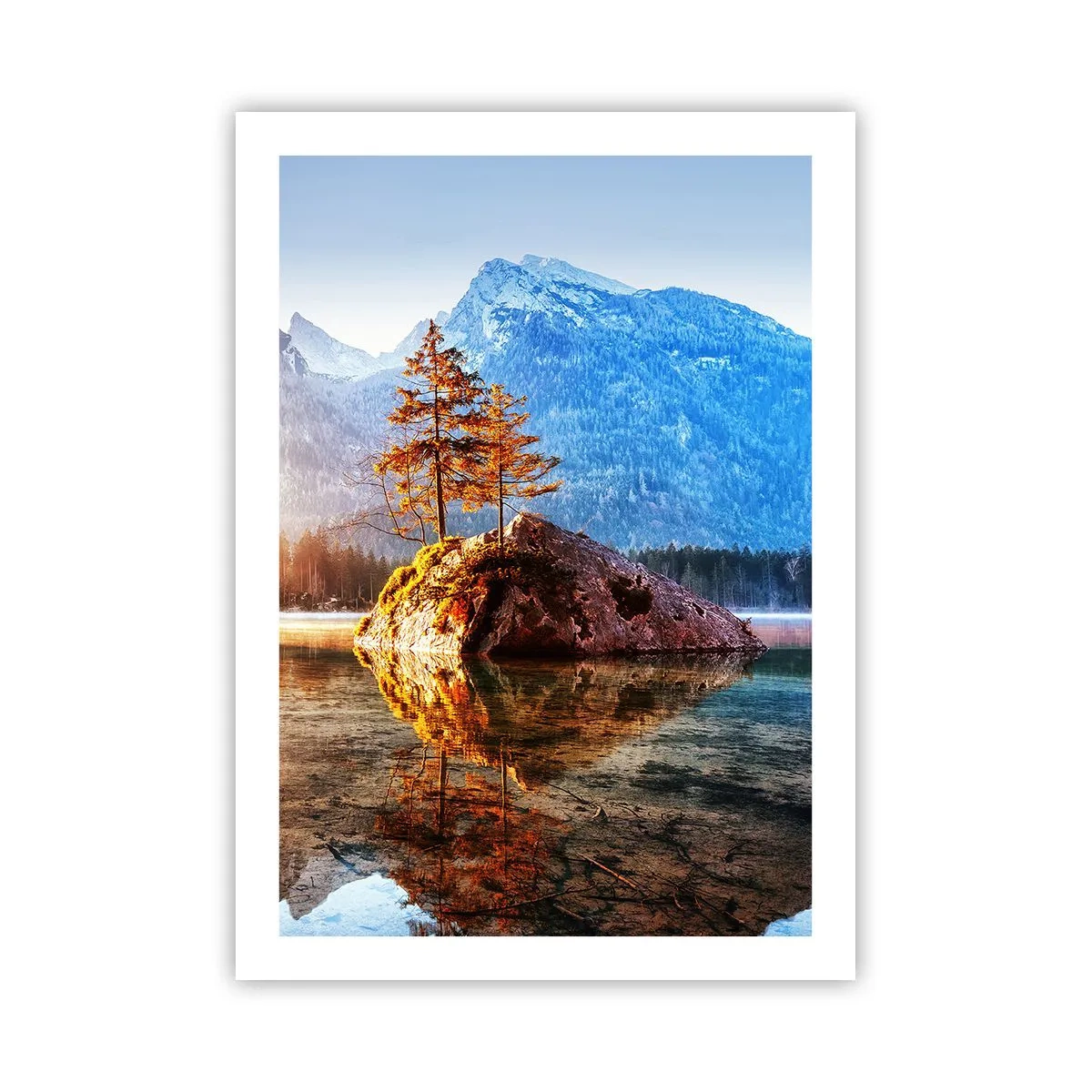 Póster - Árboles sobre una roca reflejados en un lago tranquilo - 50x70cm - La naturaleza bajo la luz - Decoración de pared moderna para salón y dormitorio ARTTOR