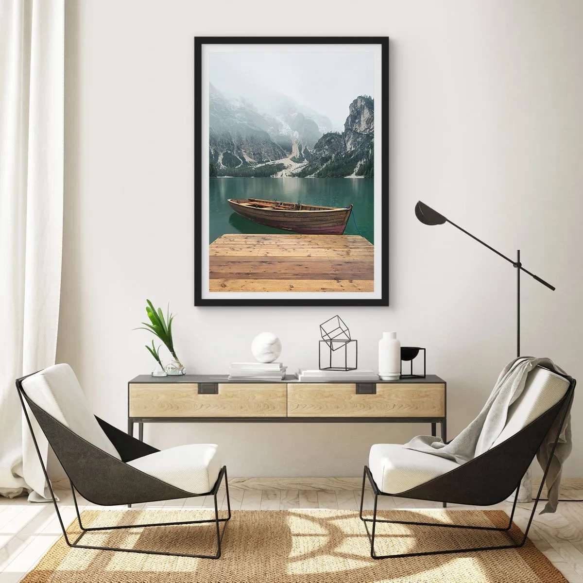 Póster en marco negro - Un barco en el muelle con montañas y un lago al fondo. - 50x70cm - Paisaje inolvidable - Decoración de pared moderna para salón y dormitorio ARTTOR