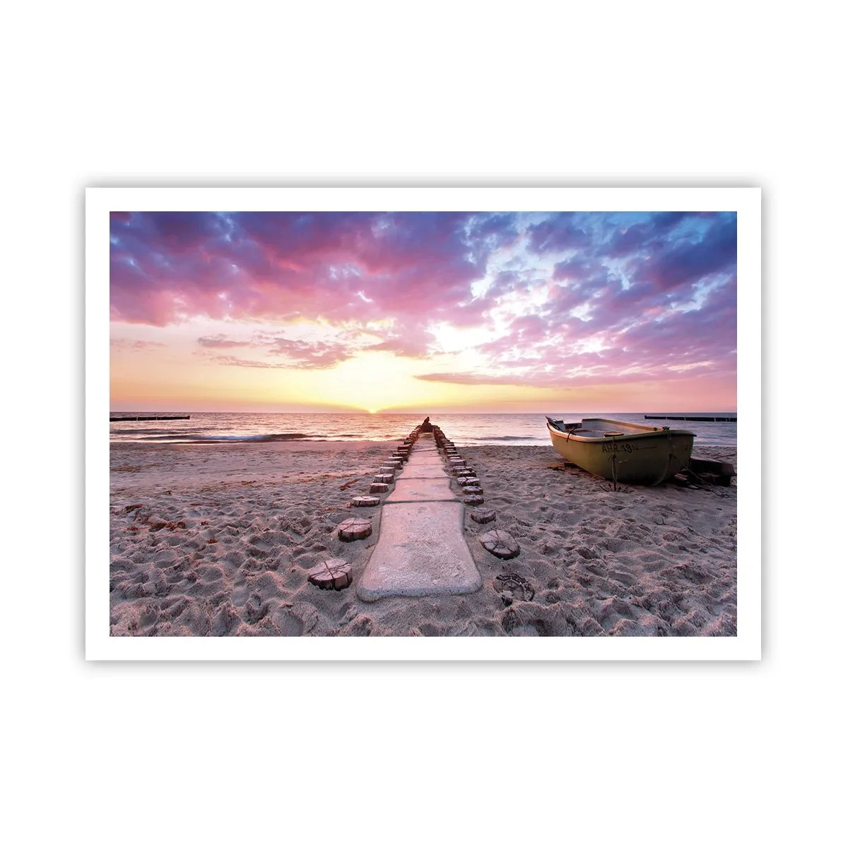 Póster - Playa al amanecer con barco y muelle - 100x70cm - Un momento de profunda experiencia - Decoración de pared moderna para salón y dormitorio ARTTOR