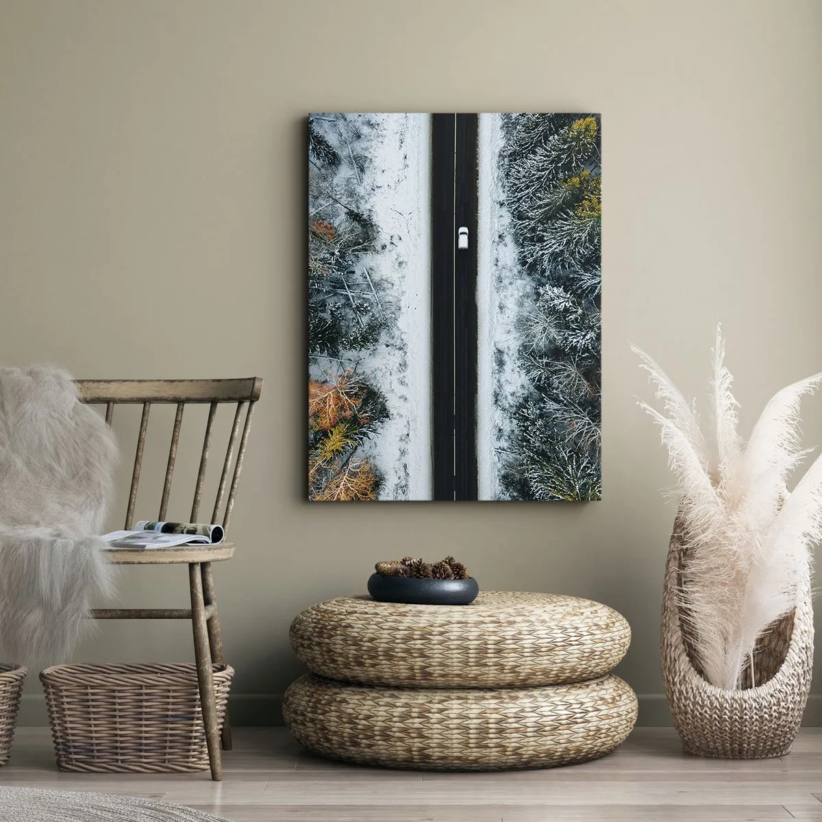 Cuadro sobre lienzo - Impresión de Imagen - Un camino a través de un bosque invernal visto a vista de pájaro - 70x100cm - Atravesar el bosque en invierno - Decoración de pared moderna para salón y dormitorio ARTTOR