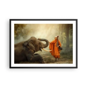 Póster en marco negro - Un monje y un elefante en armonía con la naturaleza como telón de fondo. - 70x50cm - Un encuentro en un viaje - Decoración de pared moderna para salón y dormitorio ARTTOR