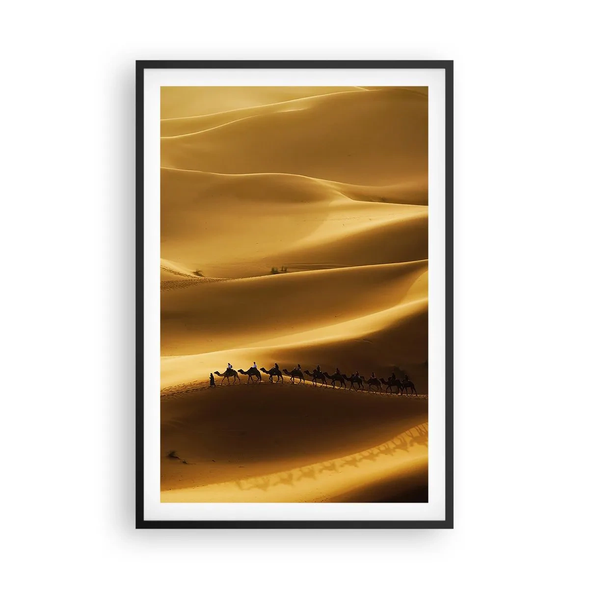 Póster en marco negro - Caravana sobre las olas del desierto - 61x91 cm