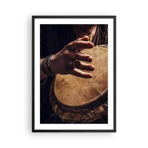 Póster en marco negro - Una mano tocando un tambor bajo una luz cálida. - 50x70cm - En el ritmo del corazón - Decoración de pared moderna para salón y dormitorio ARTTOR