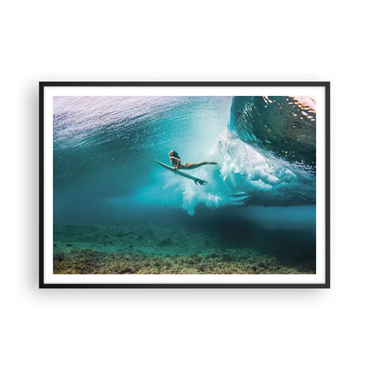 Póster en marco negro - Surfista bajo una ola en el agua azul del océano - 100x70cm - Mundo submarino - Decoración de pared moderna para salón y dormitorio ARTTOR