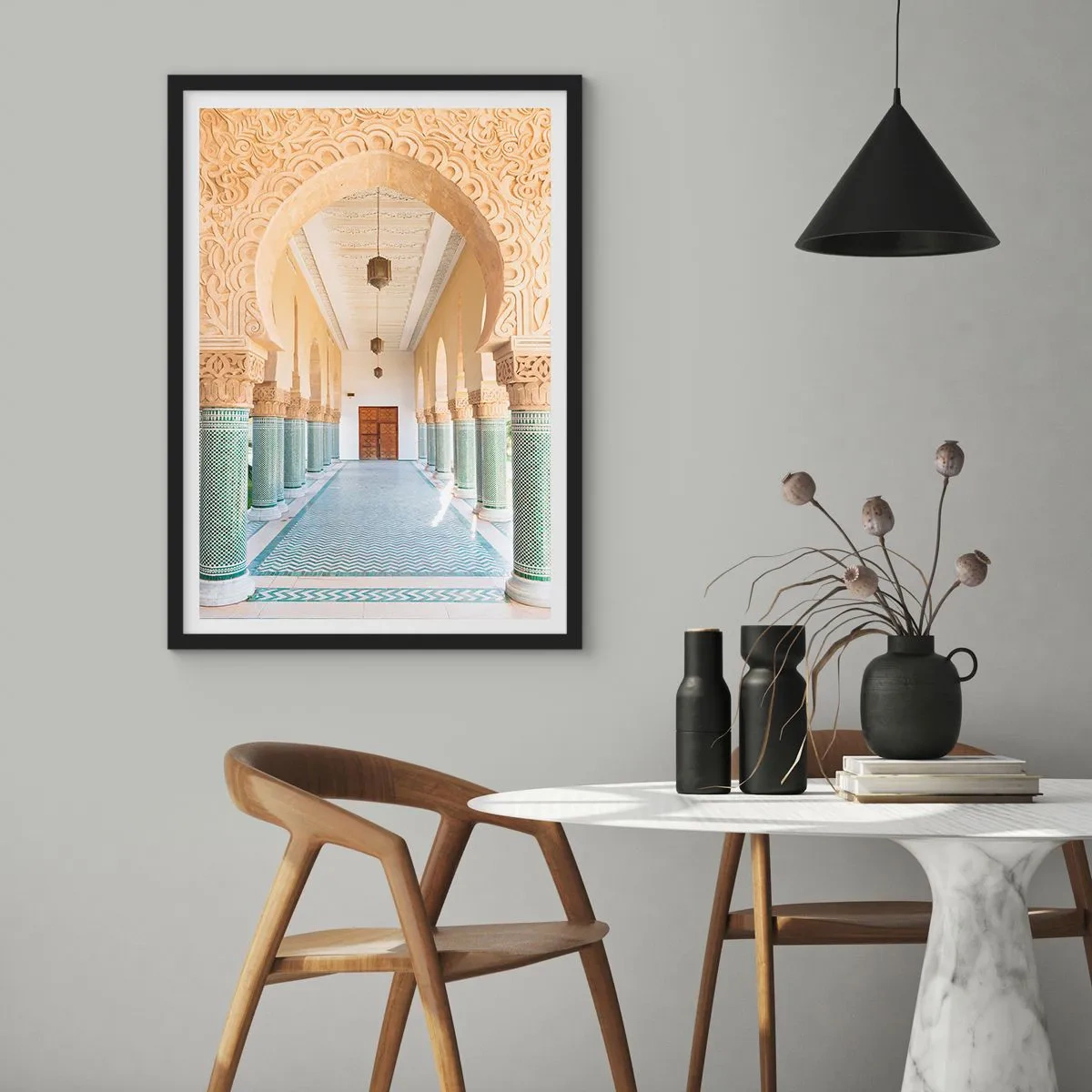 Póster en marco negro - Fotografía de un pasillo con arcadas decorado en estilo oriental. - 50x70cm - De los cuentos de Sherezade - Decoración de pared moderna para salón y dormitorio ARTTOR