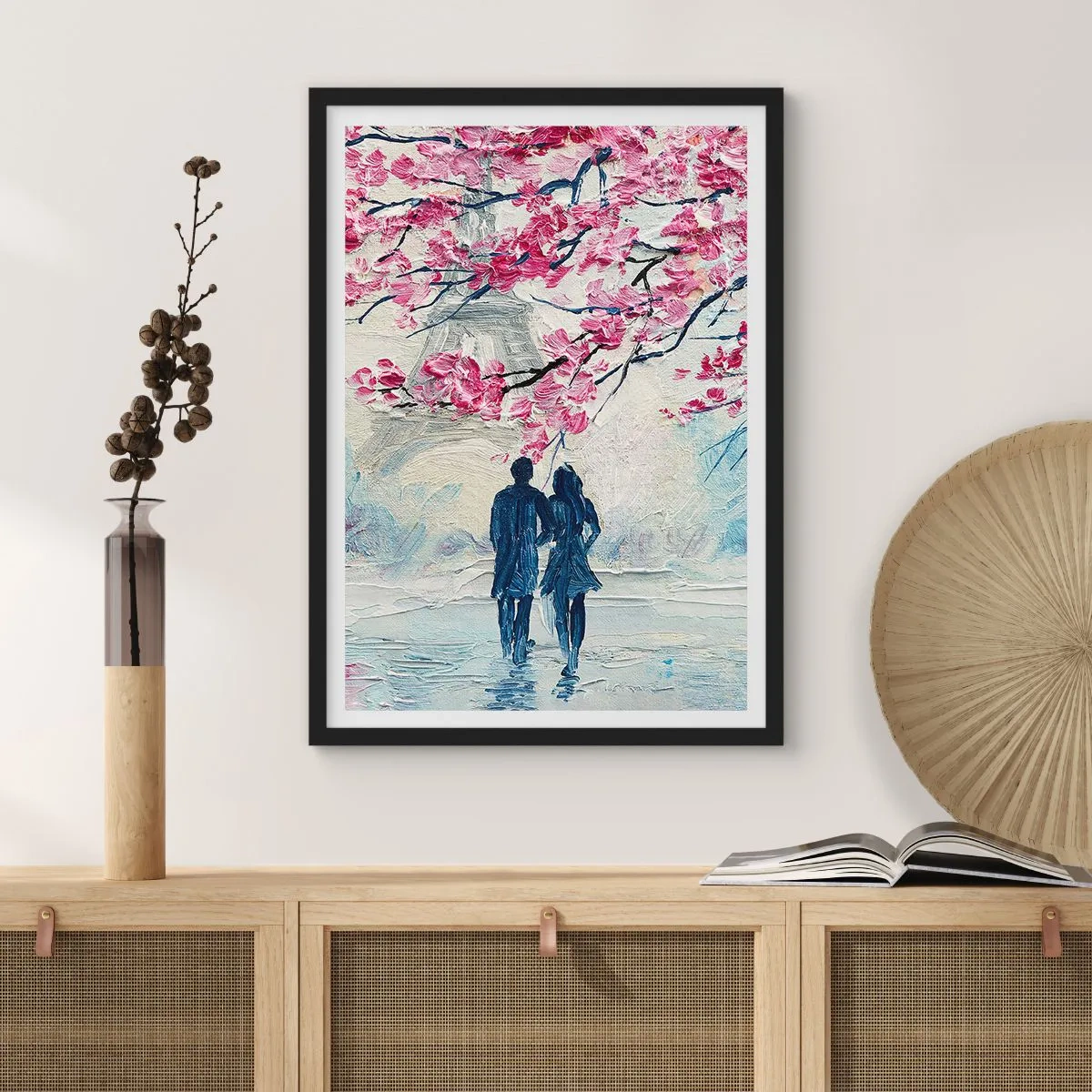 Póster en marco negro - Una pareja bajo ramas floridas en un paisaje romántico. - 50x70cm - Un paseo romántico - Decoración de pared moderna para salón y dormitorio ARTTOR
