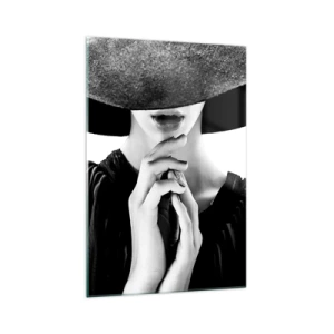Cuadro sobre vidrio - Impresiones sobre Vidrio - Mujer elegante con un gran sombrero en tonos blanco y negro. - 70x100cm - Belleza oculta - Decoración de pared moderna para salón y dormitorio ARTTOR