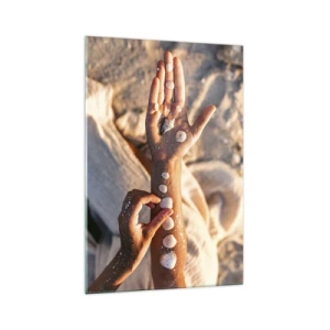 Cuadro sobre vidrio - Impresiones sobre Vidrio - Manos con conchas marinas dispuestas sobre el fondo de arena. - 70x100cm - La belleza al alcance de la mano - Decoración de pared moderna para salón y dormitorio ARTTOR