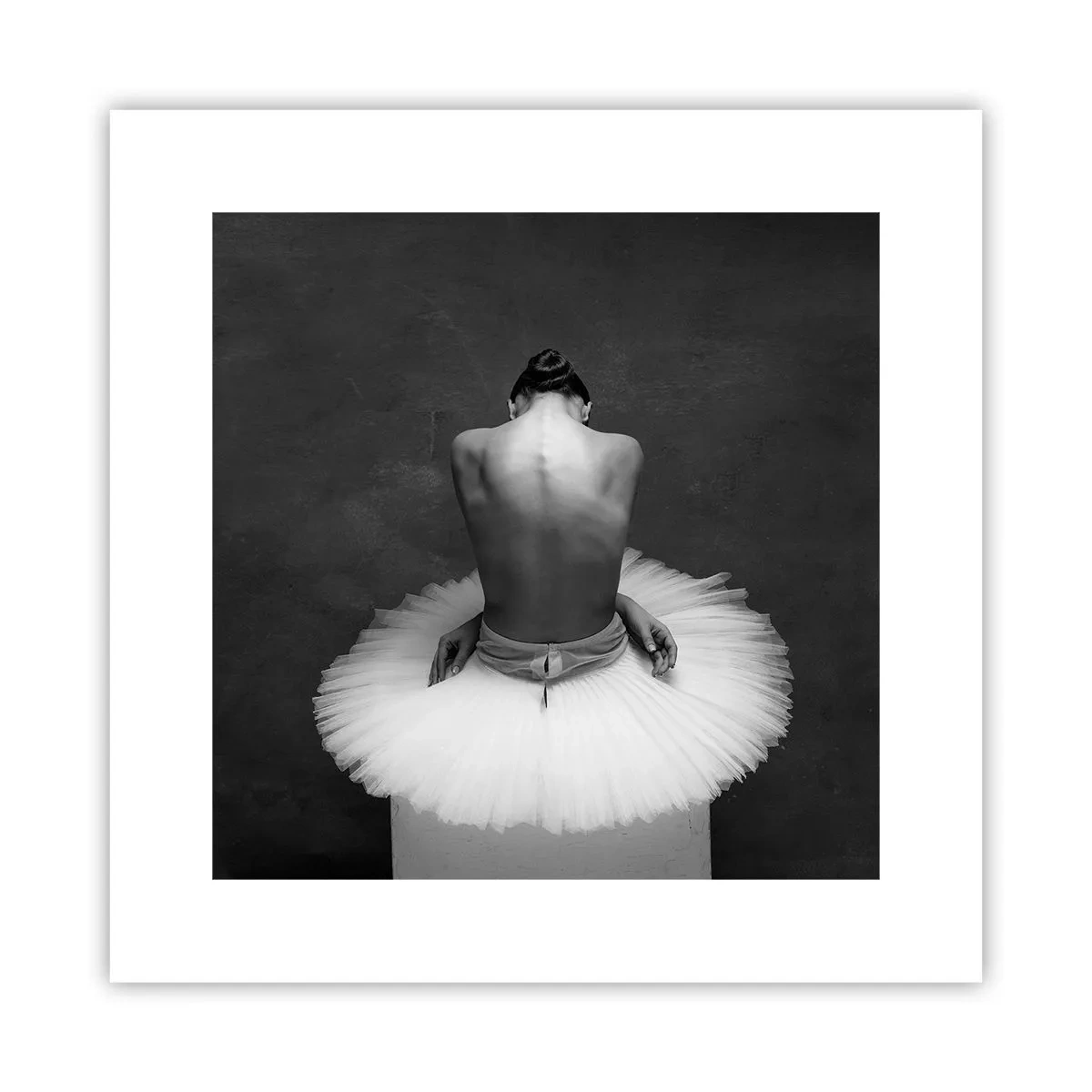 Póster - Rodeada de pétalos - 30x30 cm