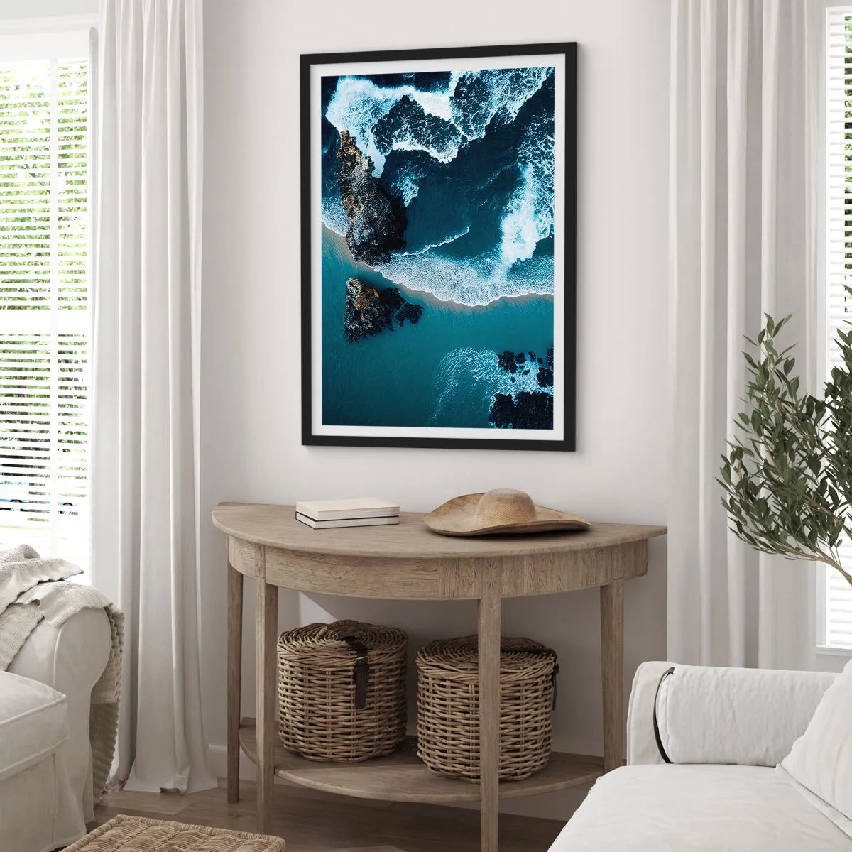 Póster en marco negro - Vista de las olas del océano rompiendo contra las rocas. - 50x70cm - Rodeadas por las olas - Decoración de pared moderna para salón y dormitorio ARTTOR