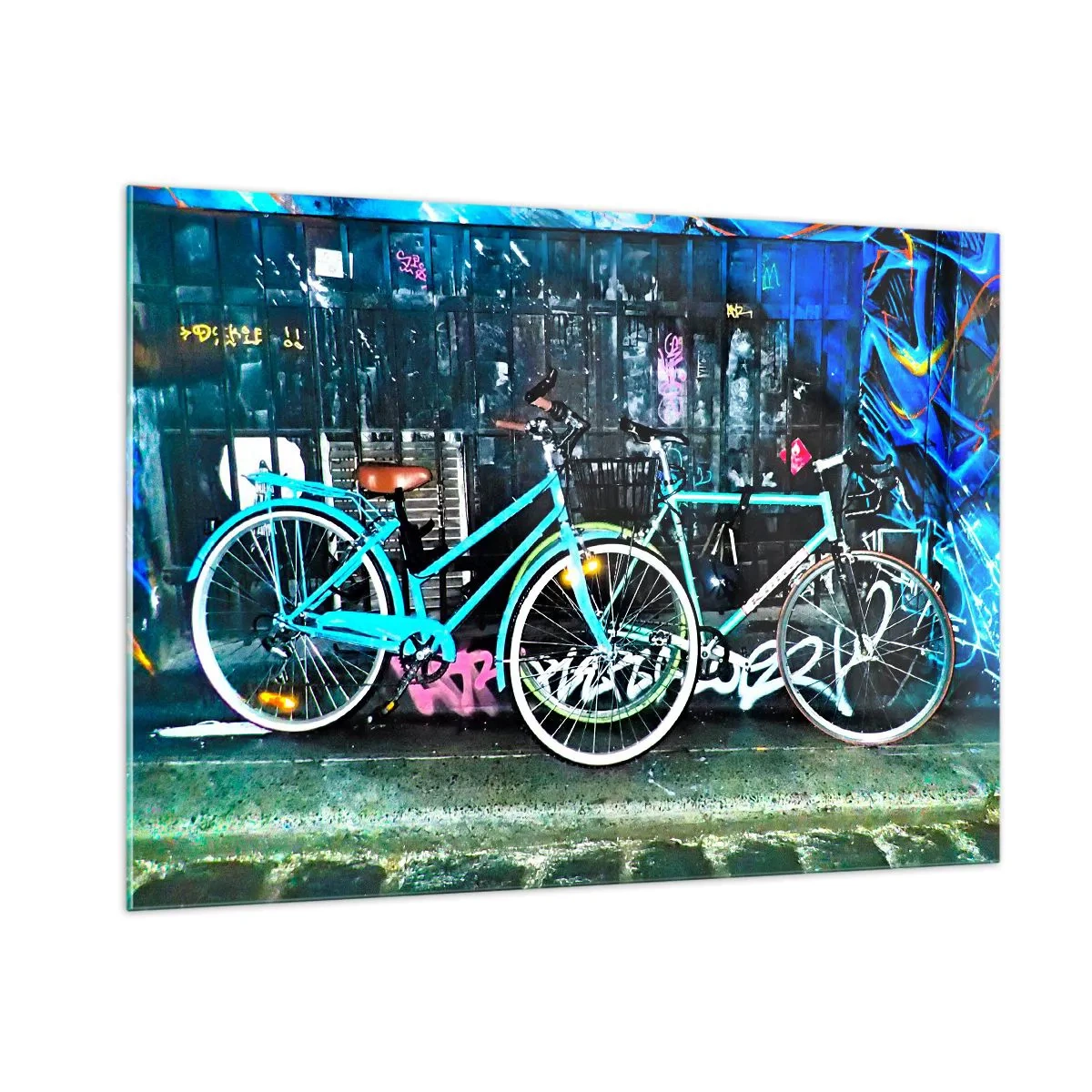 Cuadro sobre vidrio - Impresiones sobre Vidrio - Una bicicleta urbana con un fondo de grafitis y atmósfera de neón. - 100x70cm - La ciudad llama - Decoración de pared moderna para salón y dormitorio ARTTOR