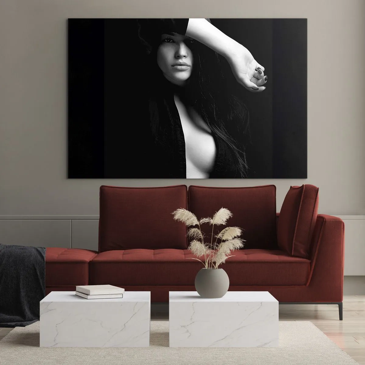 Cuadro sobre vidrio - Impresiones sobre Vidrio - Una mujer vestida de negro en una pose sensual sobre un fondo oscuro. - 70x50cm - Escuela de seducción - Decoración de pared moderna para salón y dormitorio ARTTOR