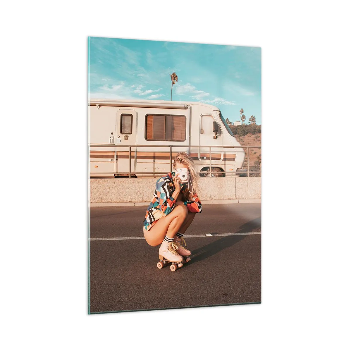 Cuadro sobre vidrio - Impresiones sobre Vidrio - Una niña en patines tomando fotografías bajo el sol de California. - 50x70cm - ¡Sonrían, por favor! - Decoración de pared moderna para salón y dormitorio ARTTOR