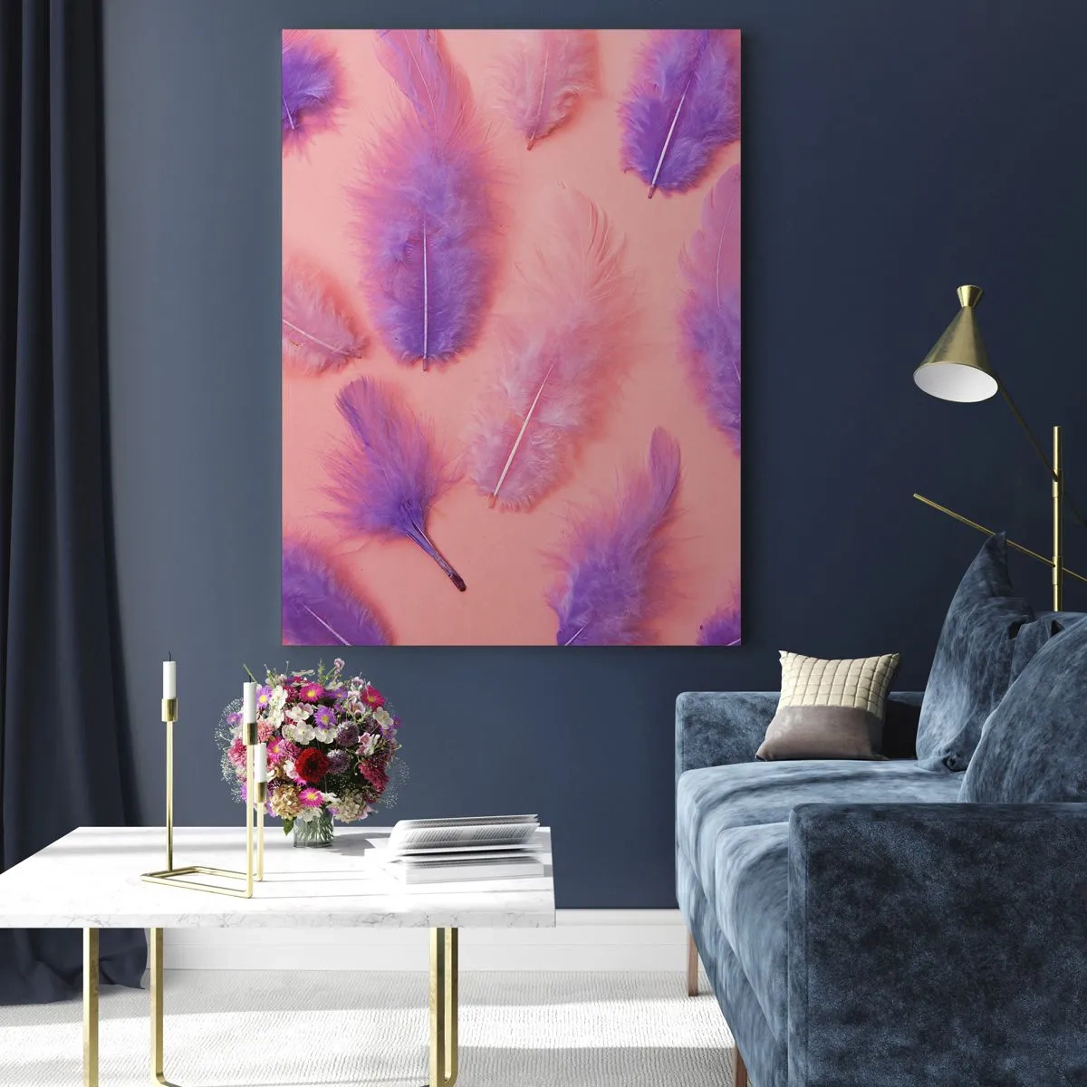 Cuadro sobre vidrio - Impresiones sobre Vidrio - Plumas moradas sobre un fondo rosa en una delicada composición. - 50x70cm - Un pájaro lila del deseo - Decoración de pared moderna para salón y dormitorio ARTTOR
