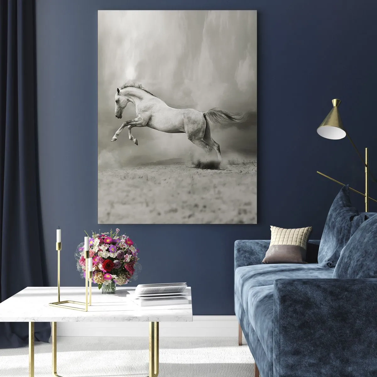 Cuadro sobre vidrio - Impresiones sobre Vidrio - Un caballo blanco en un salto dinámico sobre un fondo de nubes brumosas. - 80x120cm - Entre la realidad y el sueño - Decoración de pared moderna para salón y dormitorio ARTTOR