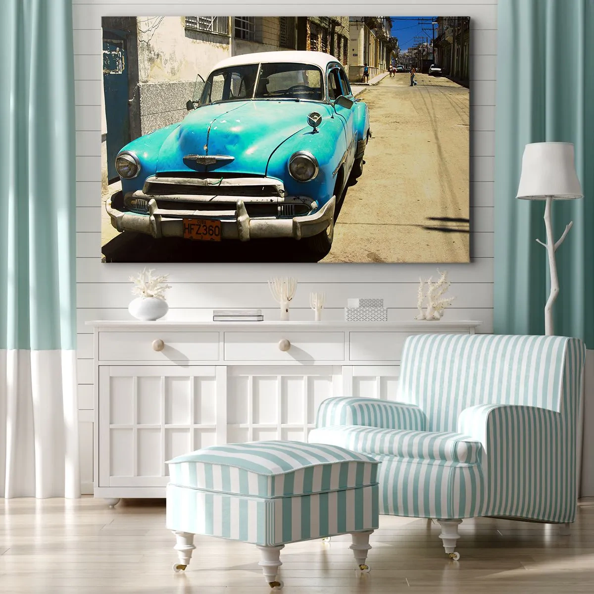 Cuadro sobre lienzo - Impresión de Imagen - Un coche clásico azul en la calle en un día soleado. - 70x50cm - ¡Viva Cuba! - Decoración de pared moderna para salón y dormitorio ARTTOR