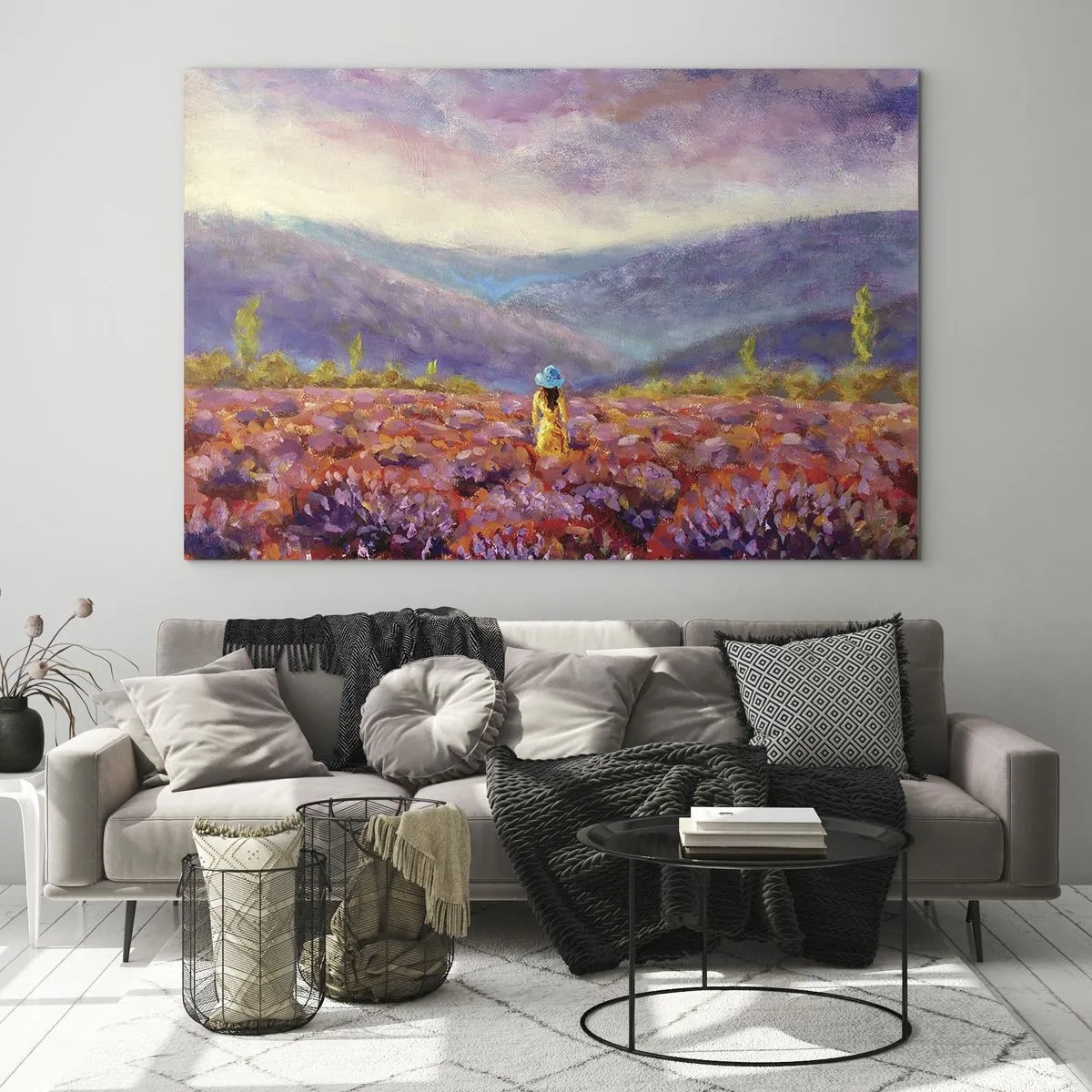 Cuadro sobre vidrio - Impresiones sobre Vidrio - Una figura con sombrero en un campo de lavanda al anochecer. - 100x70cm - En un mundo de lavanda - Decoración de pared moderna para salón y dormitorio ARTTOR