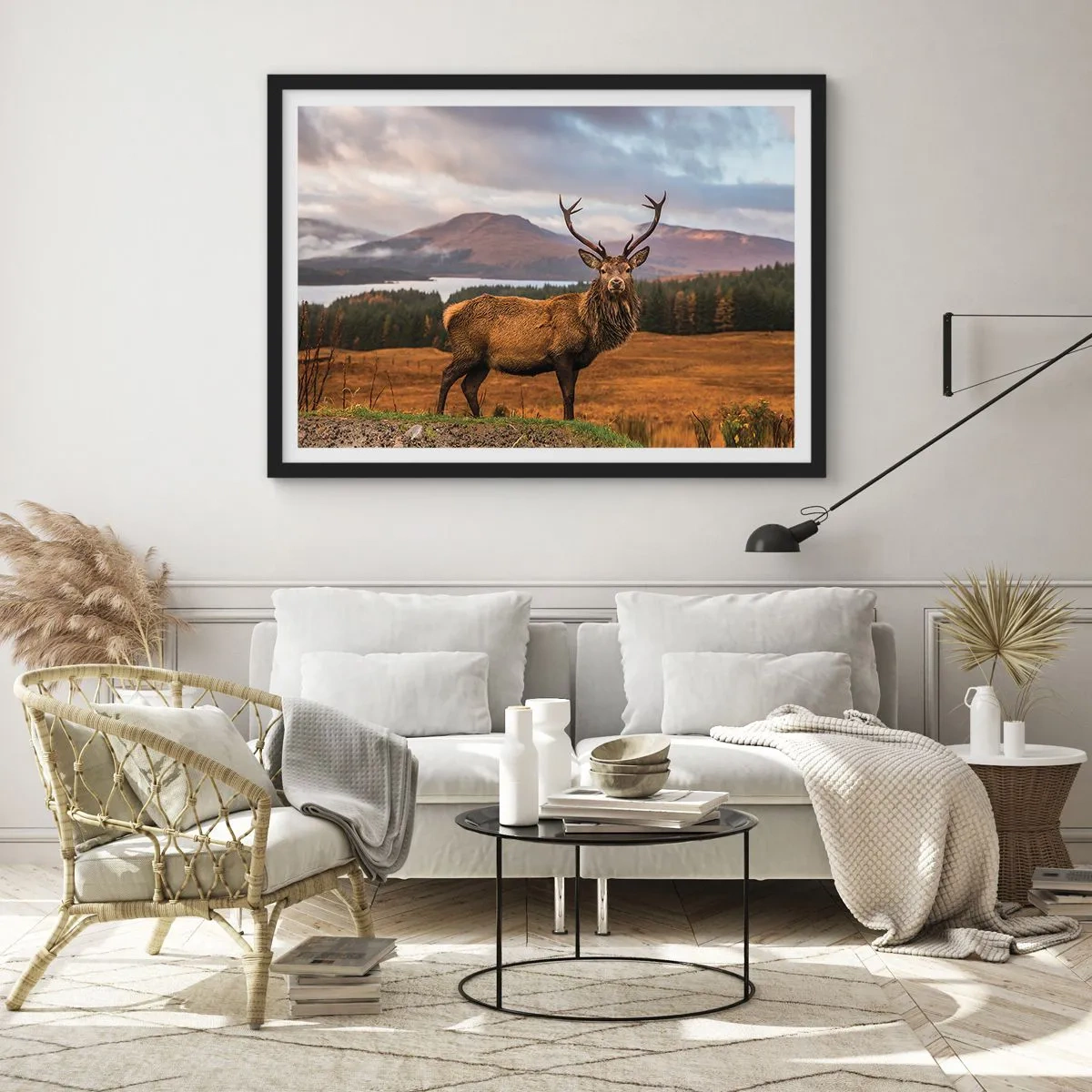 Póster en marco negro - Un ciervo con el telón de fondo de un paisaje montañoso con lagos y bosques. - 100x70cm - La majestuosidad de la naturaleza - Decoración de pared moderna para salón y dormitorio ARTTOR