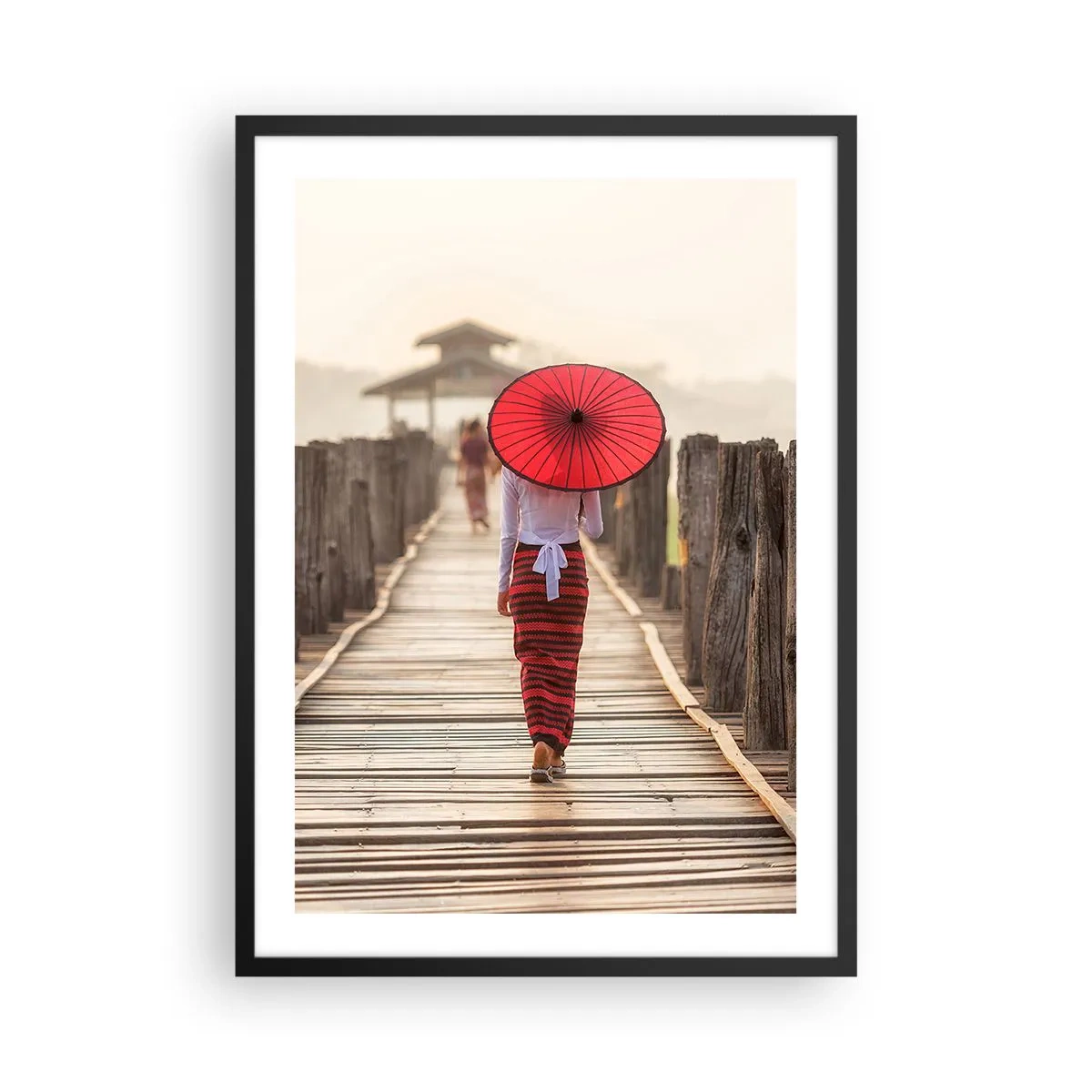 Póster en marco negro - Una mujer con un paraguas rojo en un puente de madera. - 50x70cm - En un viejo puente - Decoración de pared moderna para salón y dormitorio ARTTOR