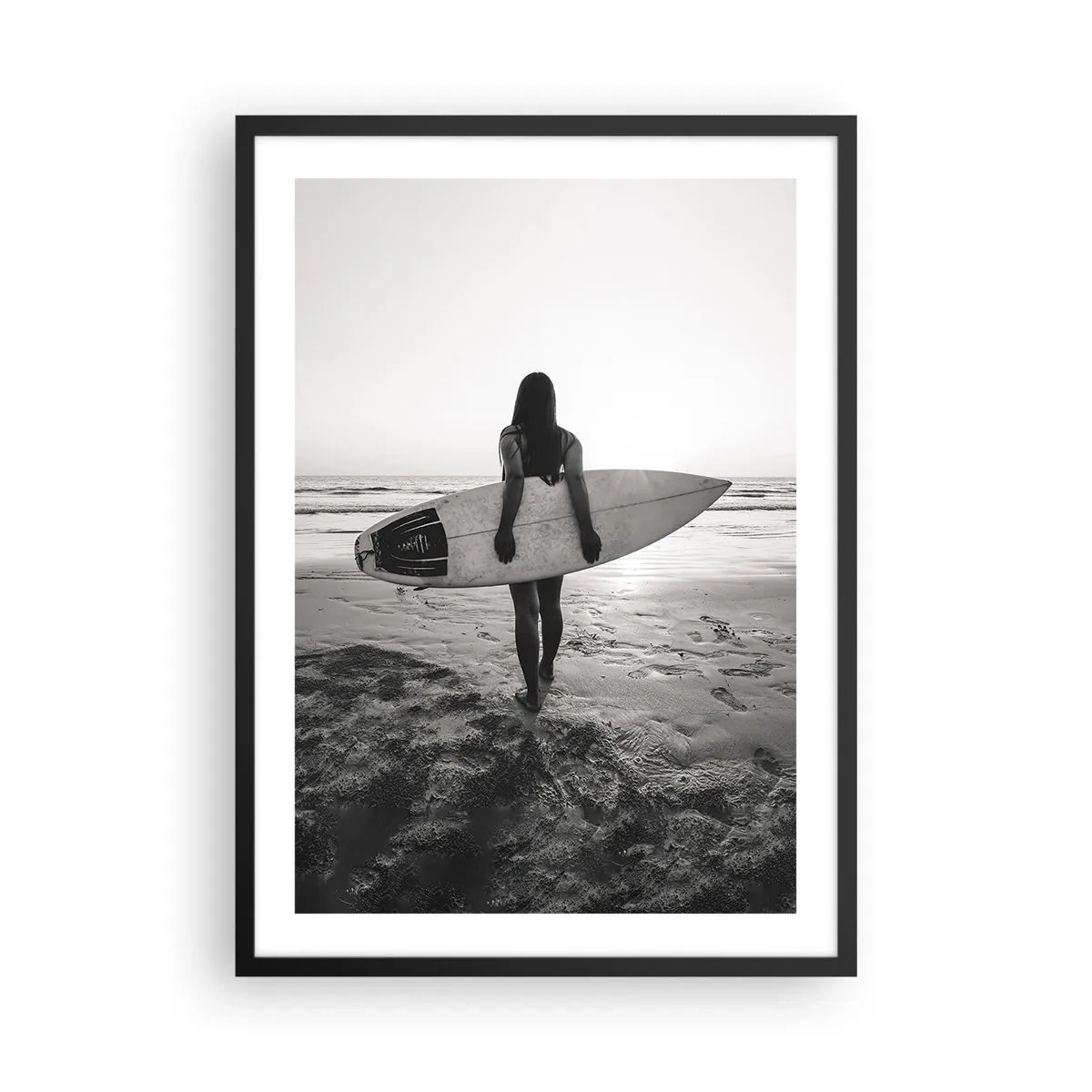 Póster en marco negro - Mujer con una tabla de surf en la playa al atardecer - 50x70cm - Hija de las olas marinas - Decoración de pared moderna para salón y dormitorio ARTTOR