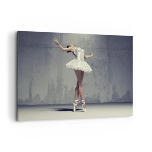 Cuadro sobre lienzo - Impresión de Imagen - Una bailarina de ballet con un vestido blanco frente a una pared sin rematar. - 120x80cm - Ligero como un pájaro - Decoración de pared moderna para salón y dormitorio ARTTOR