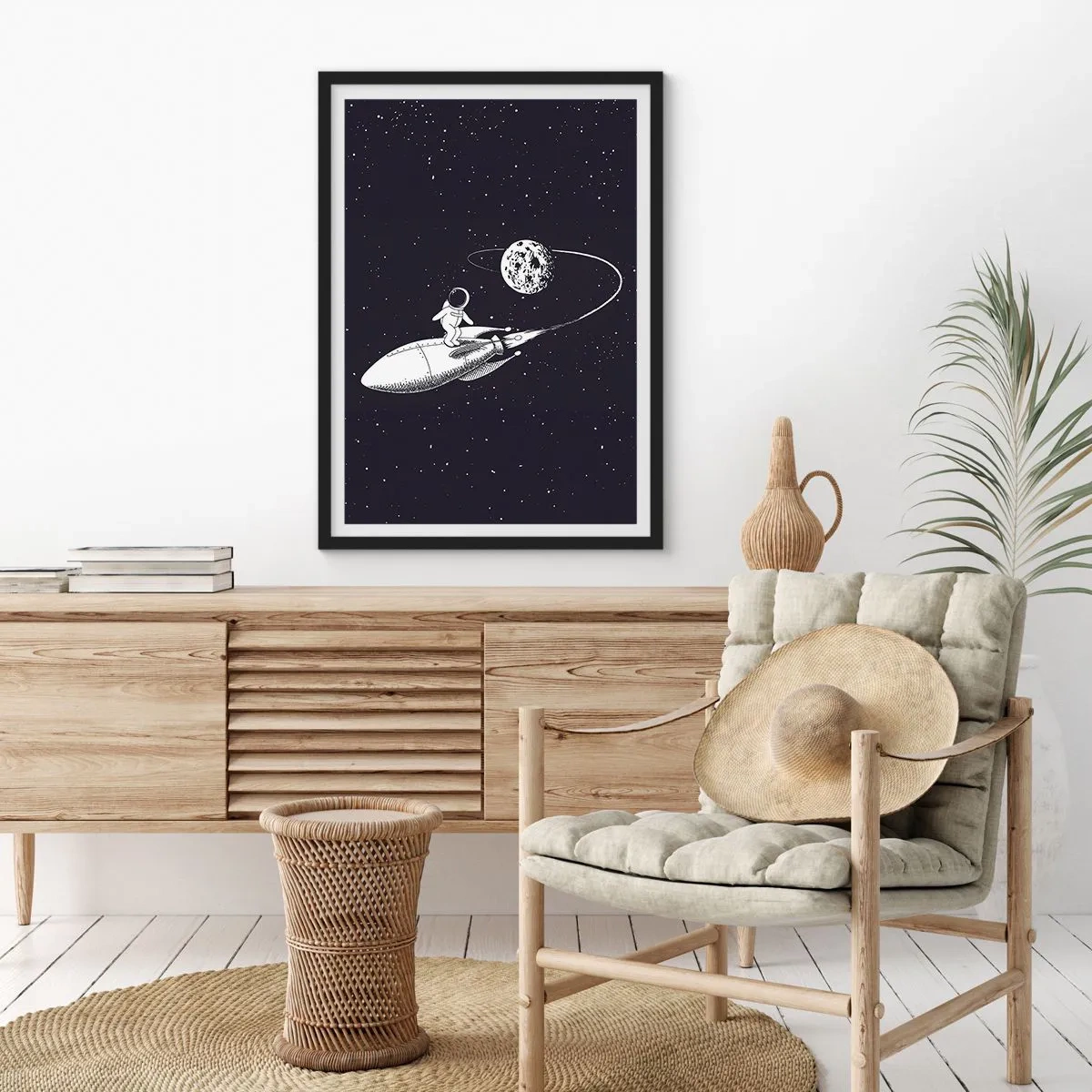 Póster en marco negro - Un astronauta de pie en un cohete volando en el espacio. - 50x70cm - Surfista espacial - Decoración de pared moderna para salón y dormitorio ARTTOR