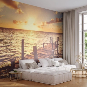 Fotomural Premium Sand - Un embarcadero de madera con el telón de fondo de una puesta de sol dorada sobre el océano. - 100x70cm - Una tierra dorada de dulzura - Decoración de pared moderna para salón y dormitorio ARTTOR