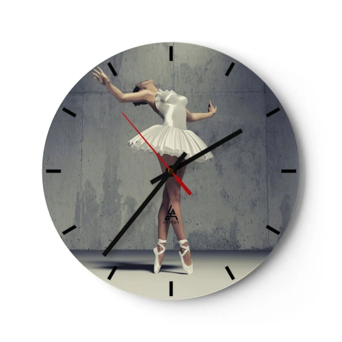 Reloj de pared - Reloj de vidrio - Una bailarina con un vestido blanco adopta una pose dinámica frente a una pared de hormigón. - 30x30cm - Ligero como un pájaro - Decoración de pared moderna para salón, cocina y dormitorio ARTTOR