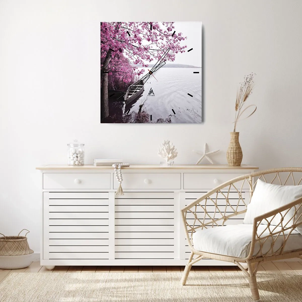 Reloj de pared - Reloj de vidrio - Un barco en la orilla de un lago entre árboles rosados. - 30x30cm - En el silencio rosa - Decoración de pared moderna para salón y dormitorio ARTTOR