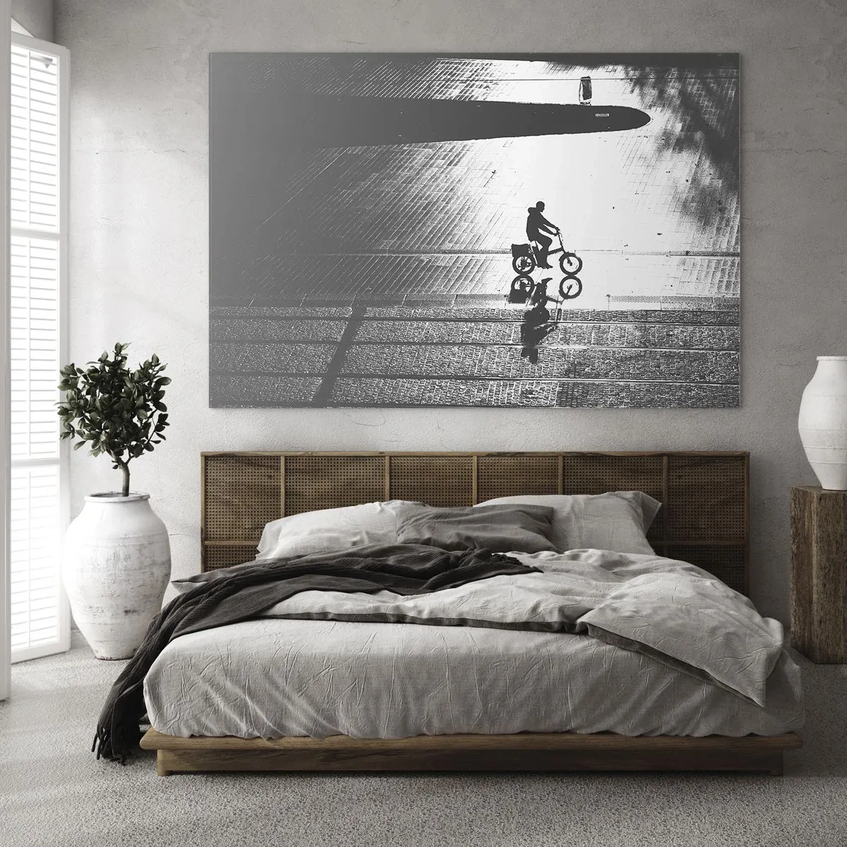 Cuadro sobre vidrio - Impresiones sobre Vidrio - Hombre montando en bicicleta por la ciudad, reflejo en el agua, toma en blanco y negro - 120x80cm - Adelante, a través de la ciudad - Decoración de pared moderna para salón y dormitorio ARTTOR