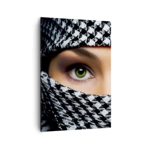 Cuadro sobre lienzo - Impresión de Imagen - Los ojos verdes de una mujer están ocultos tras una tela estampada en blanco y negro. - 70x100cm - Hermosa mirada de ojos verdes - Decoración de pared moderna para salón y dormitorio ARTTOR